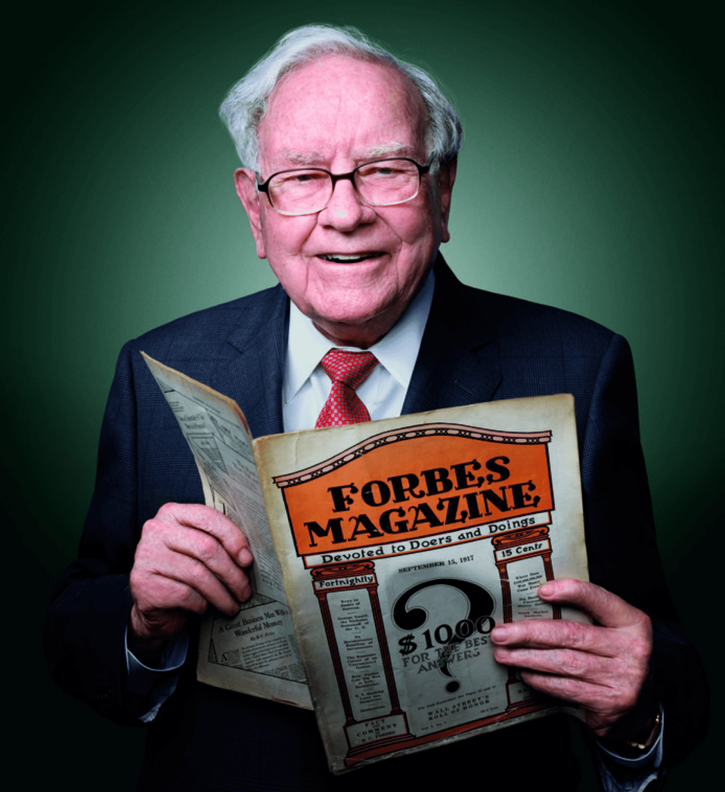 Un homme tenant le magazine Forbes