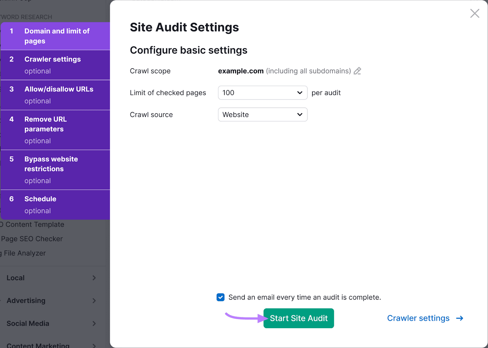 Configuración de la Auditoría del Sitio con opciones para configurar los ajustes básicos y una flecha que apunta a un botón verde "Iniciar Auditoría del Sitio".