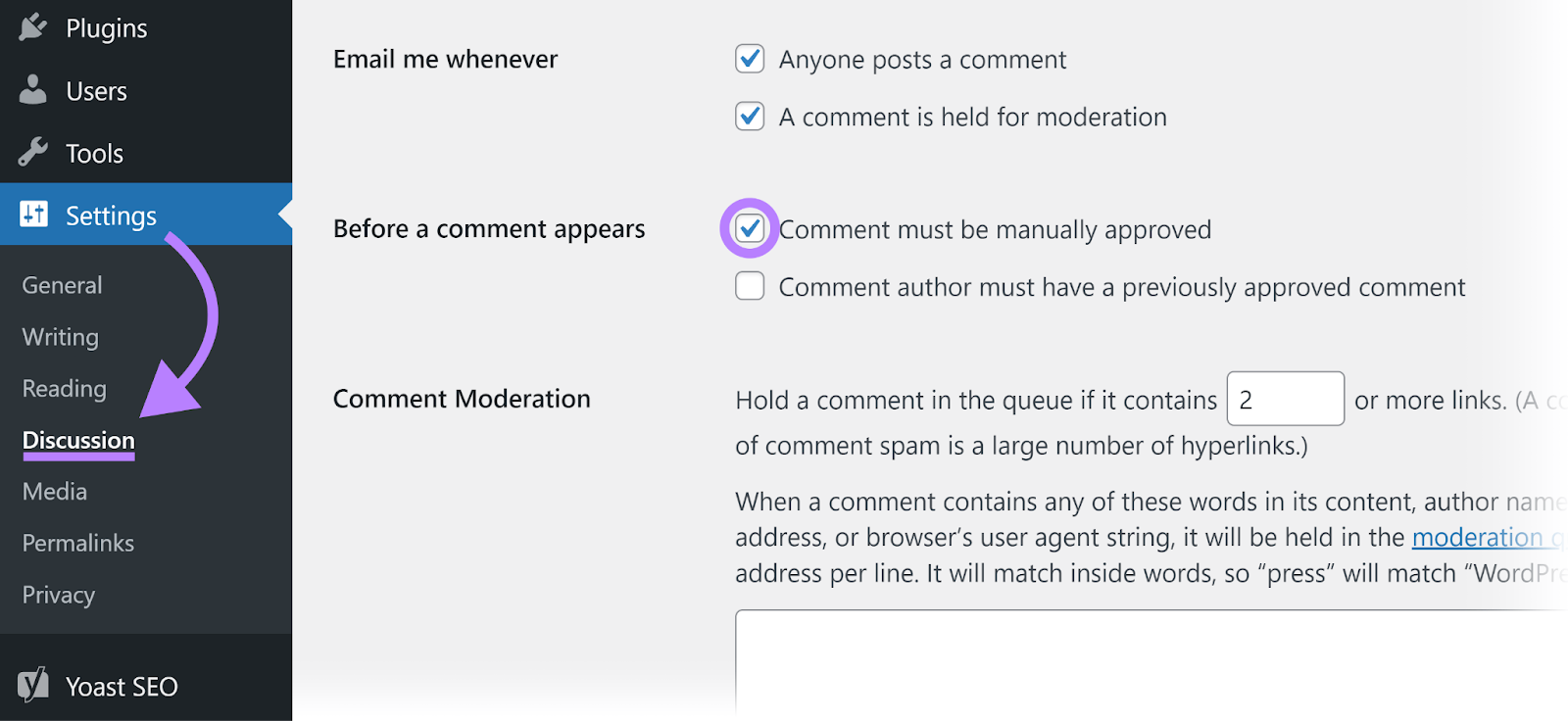 WordPress Discussion settings page with 'Comments must be manually approved' option checked and highlighted