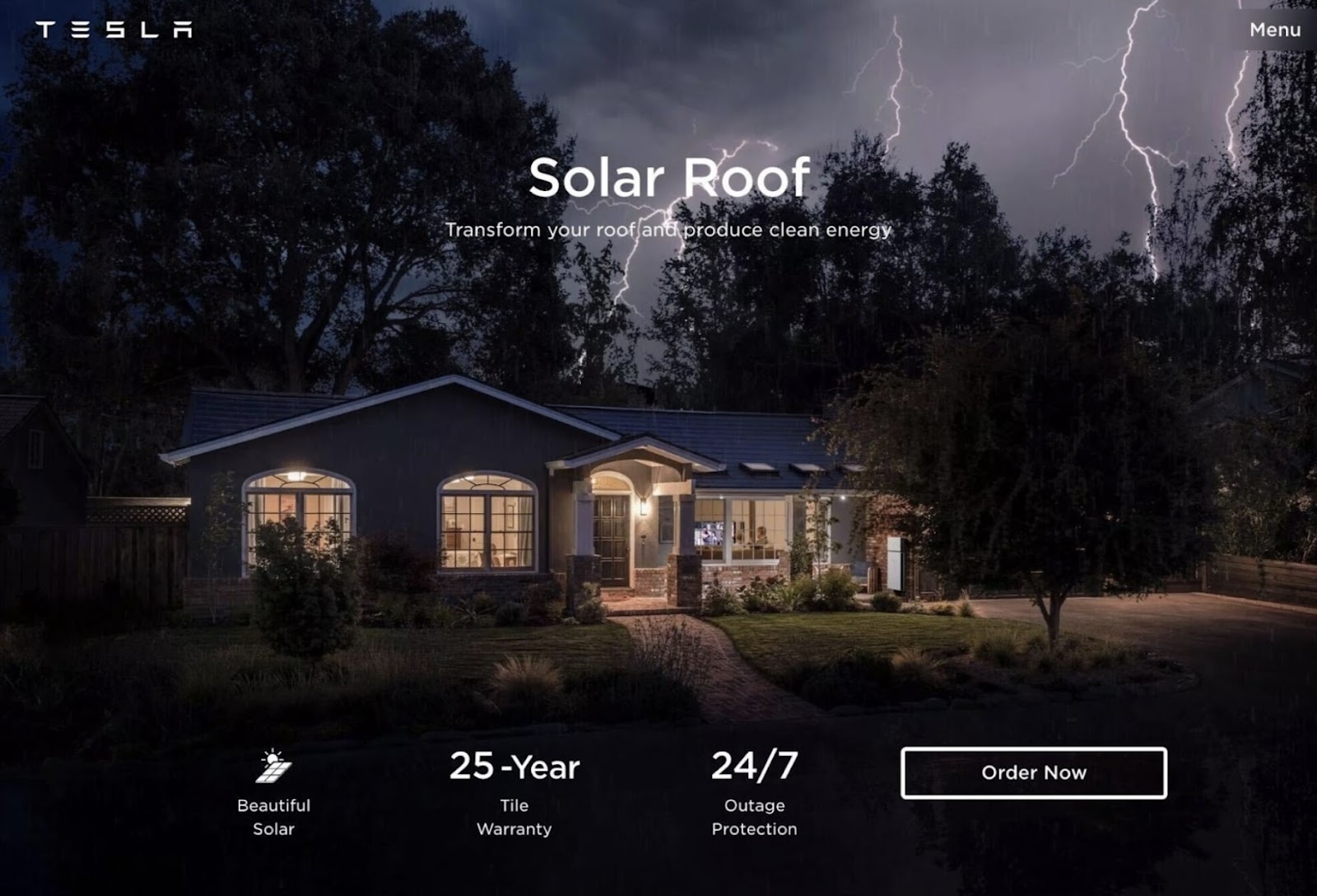 Page de destination Tesla avec un orage au-dessus d'une maison faiblement éclairée la nuit
