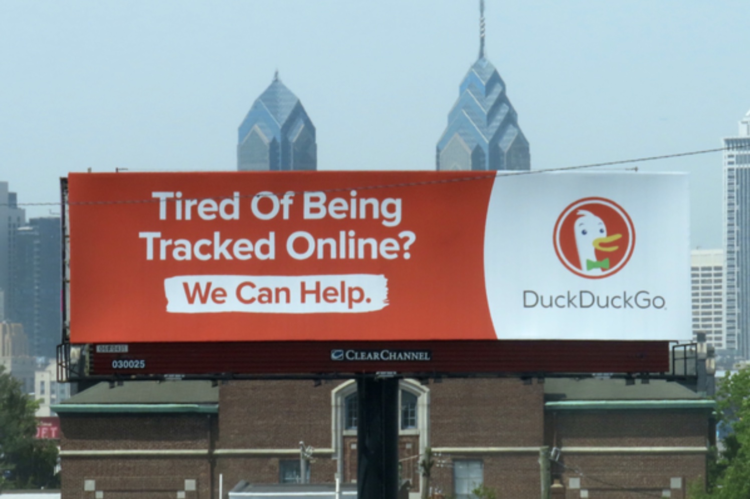 Anuncio publicitario de DuckDuckGo con "¿Cansado de que te rastreen en Internet? Podemos ayudarte" copia