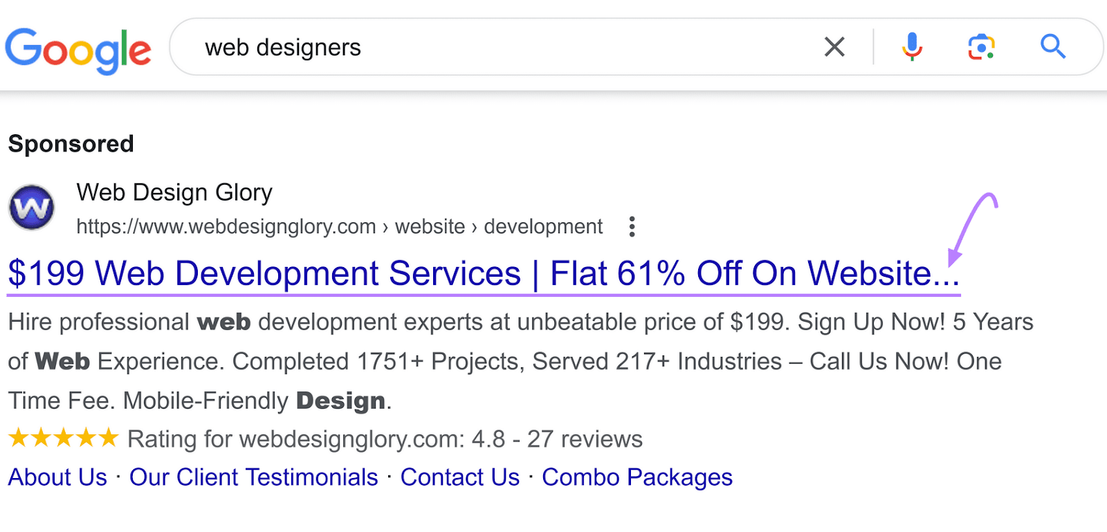 SERP de Google para "diseñadores web", destacando un anuncio patrocinado con una flecha morada que señala una elipsis después de un título.