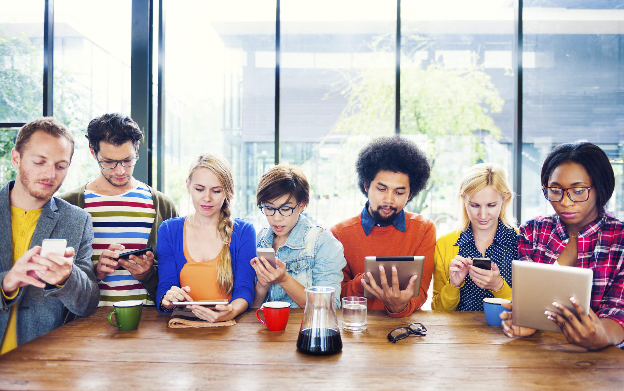 Millennials y Centennials haciendo uso de la móviles y tablets.