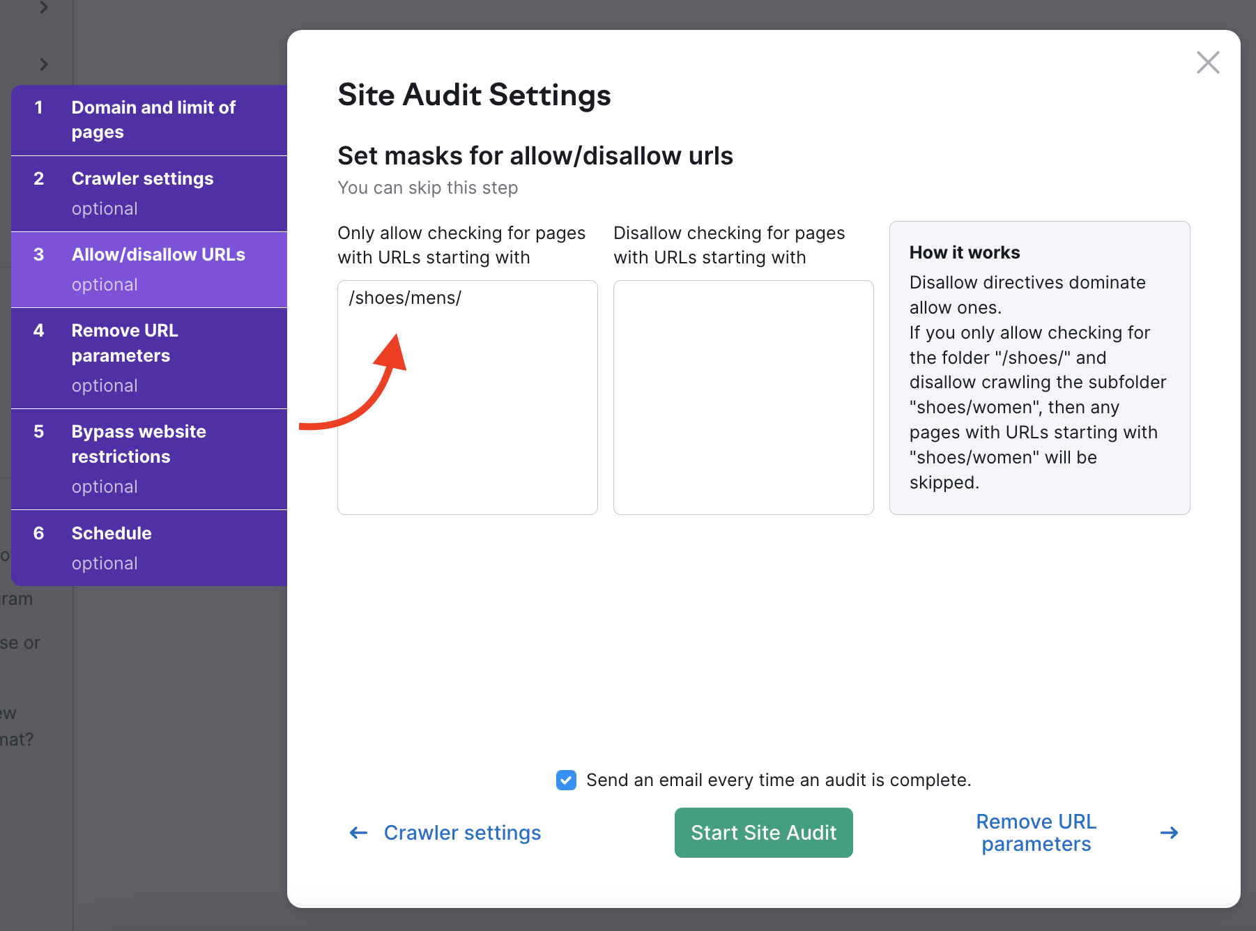 Schritt zum Zulassen/Verbieten von URLs in den Einstellungen von Site Audit. Im Screenshot sehen Sie zwei Felder für die Masken der zugelassenen und nicht zugelassenen URLs. Im Feld für die zugelasenen URLs wird folgendes Beispiel hinzugefügt: /shoes/mens/. Ein roter, hierhin zeigender Pfeil weist darauf hin, dass die Masken dieses Format haben müssen, um korrekt angewendet zu werden.