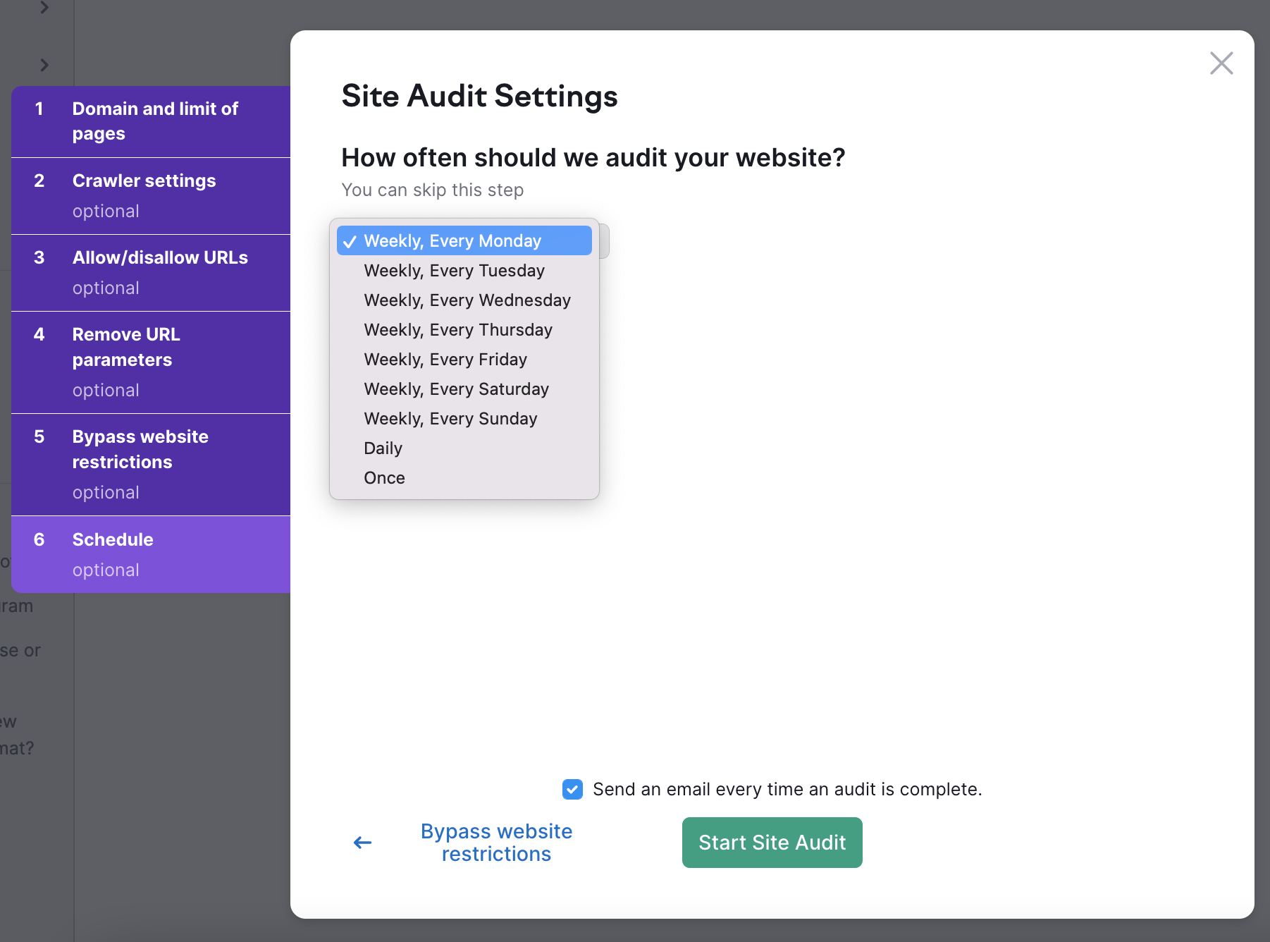 Opciones de programar disponibles en la última pestaña del menú de configuración de Auditoría del sitio. Se abre un menú desplegable que muestra la opción semanal para cada día de la semana, la opción diaria y la opción de rastreo único.