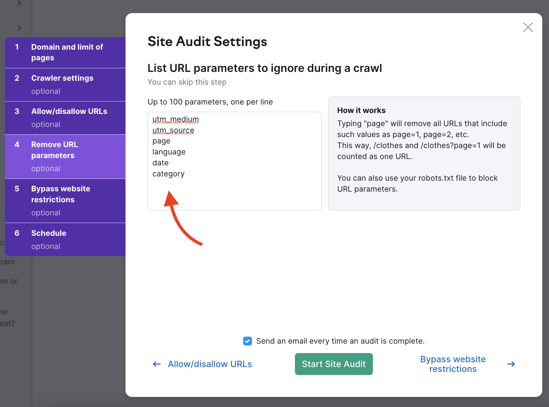 Paso "Eliminar Parámetros de URL" de la configuración de Auditoría del sitio. En los campos de parámetros, se muestran varias opciones de ejemplo, con una flecha roja señalándolas para llamar la atención sobre cómo debe ser el formato de los parámetros de la URL para que funcione.