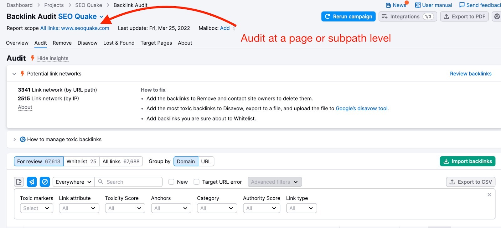 Informe Backlink Audit que muestra todos los widgets principales. Una flecha roja señala el ajuste Alcance del informe, que se encuentra justo debajo del nombre de la herramienta, y va acompañado del texto "Auditoría a nivel de página o de subruta".