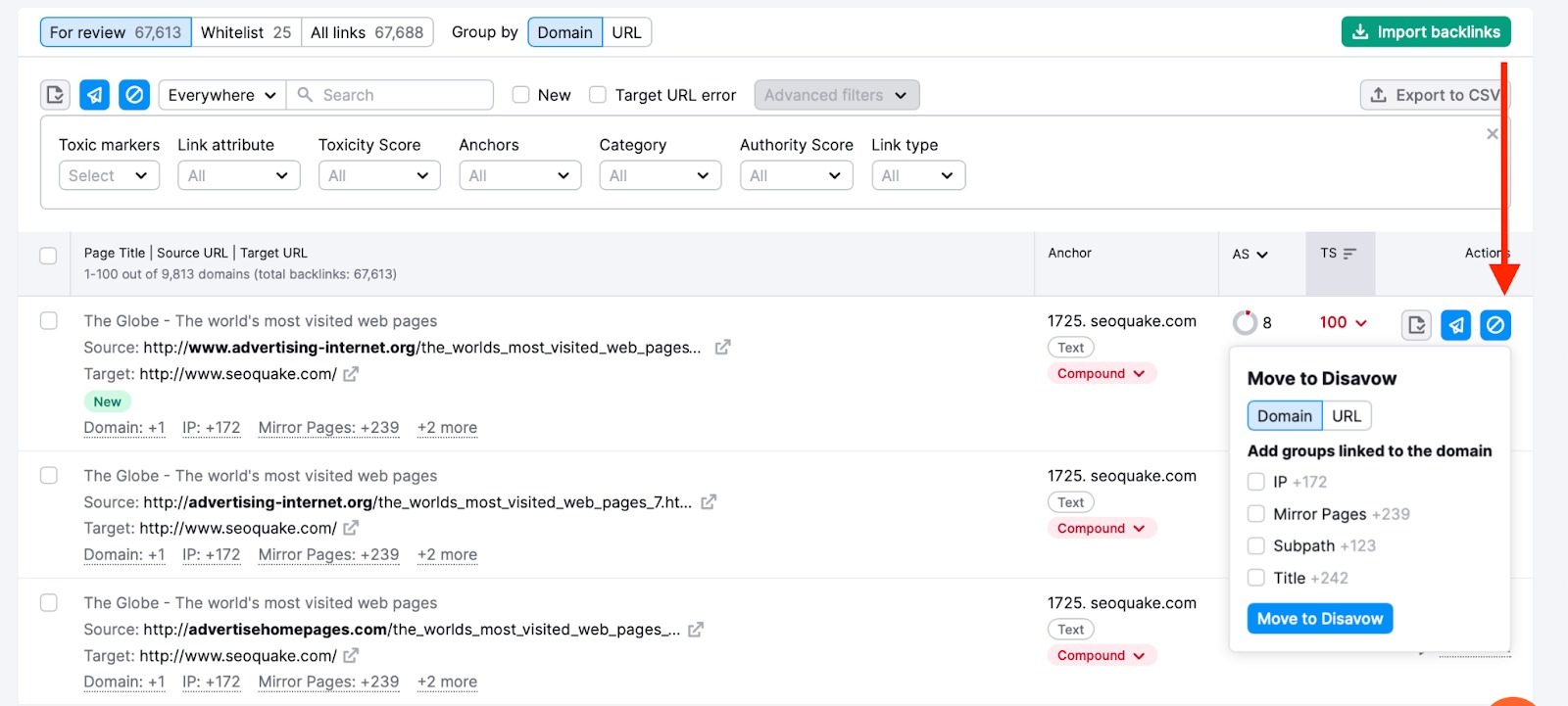 Lista de backlinks para revisar. A la derecha, una flecha roja apunta hacia abajo, hacia el pequeño botón azul de señal de stop. Al hacer clic en este botón, se abre un menú desplegable con sugerencias para mover el dominio o la URL a la lista Desautorizar. Justo debajo hay una opción para desautorizar determinados grupos vinculados a un dominio. Hay diferentes criterios de grupos: por IP, por páginas Espejo, por subruta y por título.
