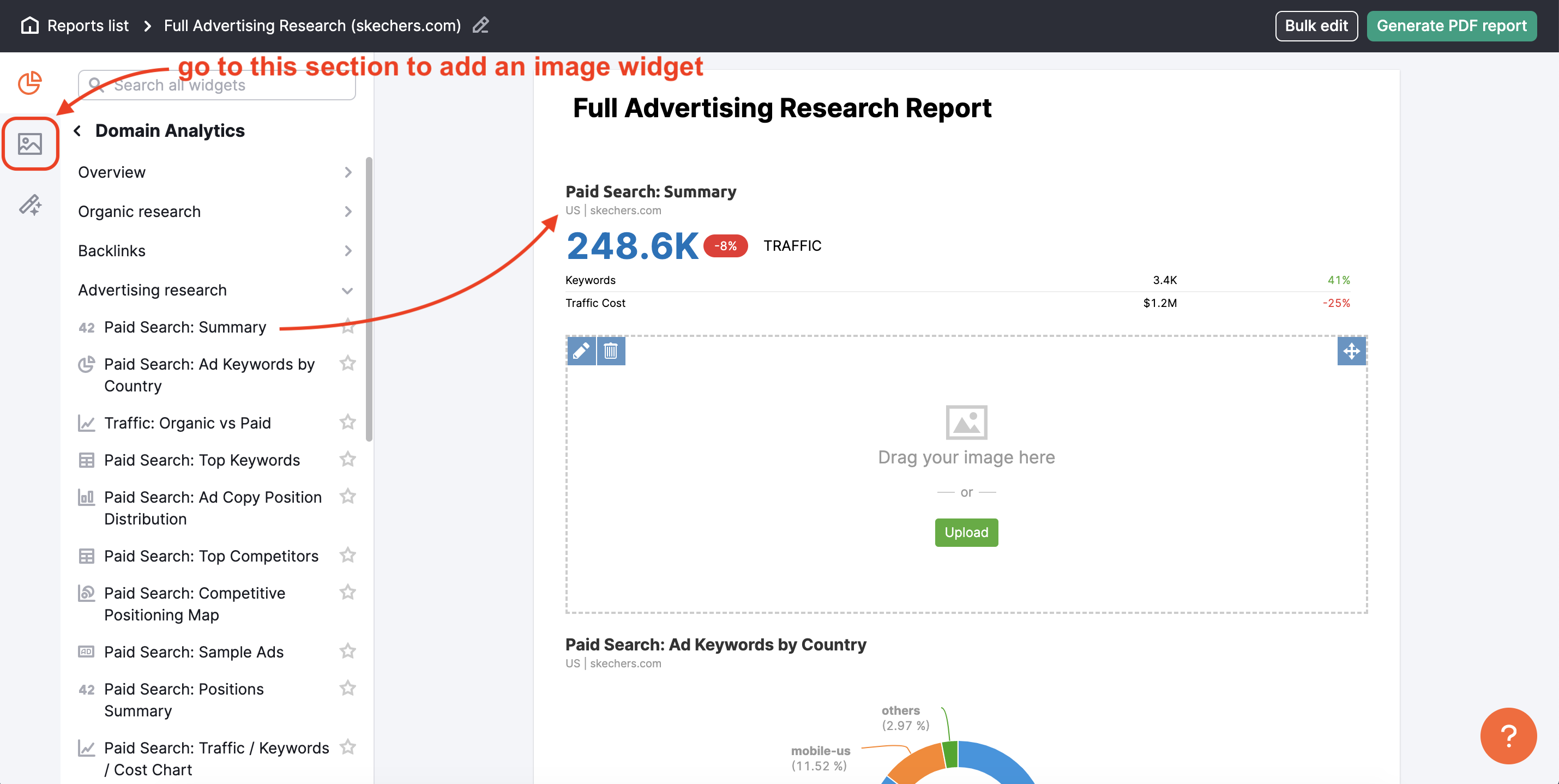 la herramienta Mis informes. Dentro del generador de informes, la primera flecha roja apunta a la búsqueda de pago: el widget de resumen de la búsqueda de pago dentro del informe. La segunda flecha roja apunta al widget Imagen en el menú de la izquierda; esta flecha lleva el mensaje "ve a esta sección para añadir un widget imagen". 