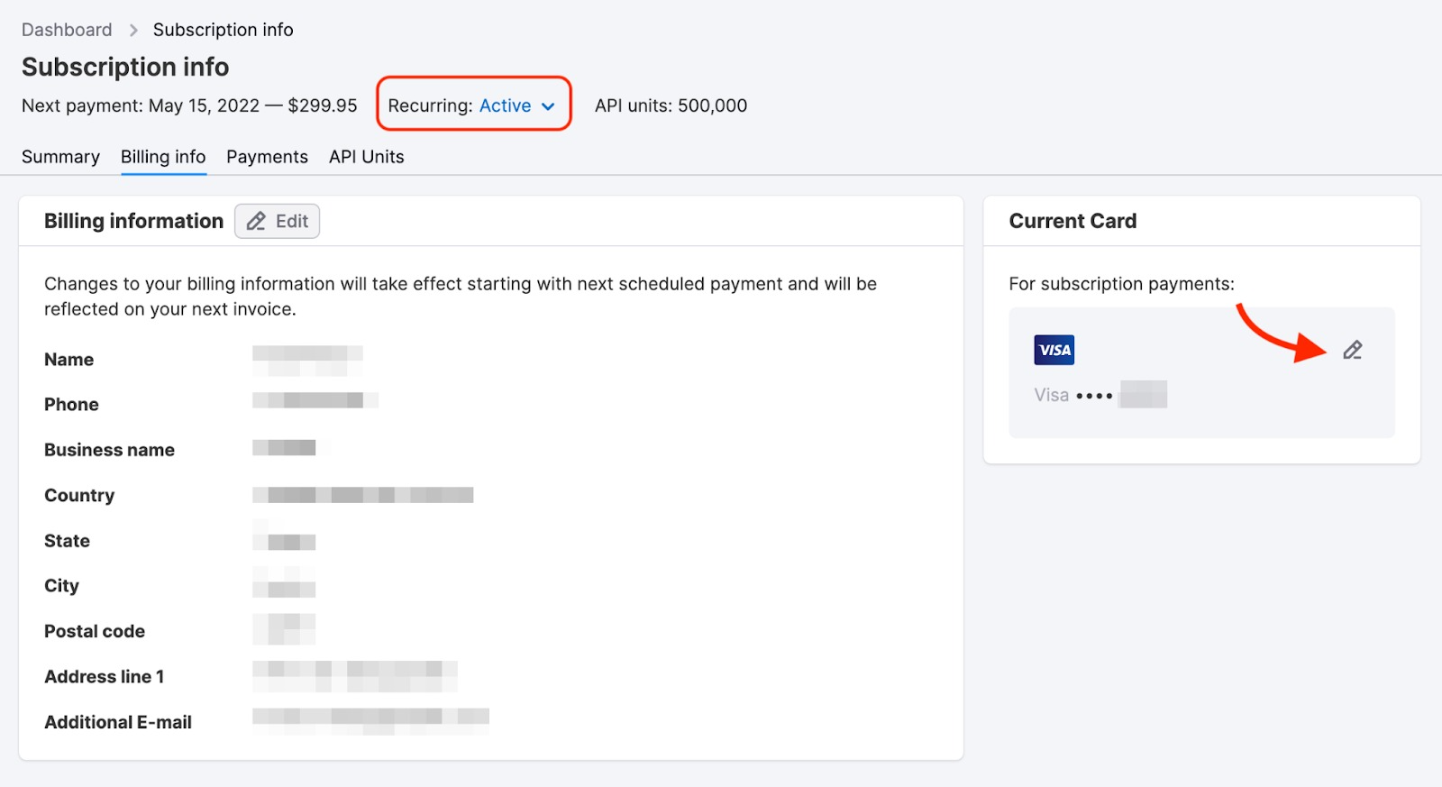Um exemplo da guia "Informações de cobrança" com um retângulo vermelho destacando o status da assinatura "Recorrente: ativa" e uma seta vermelha apontando para o botão "Editar" para atualizar um cartão de crédito. 