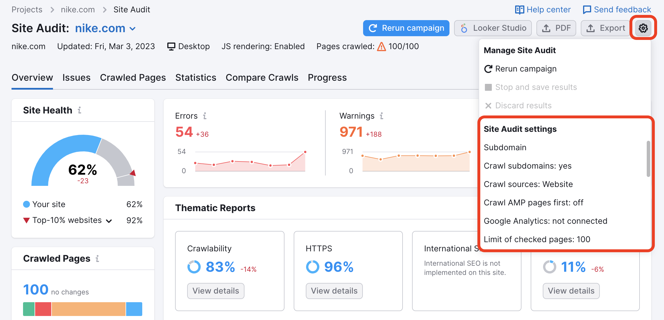 Rapport Vue d’ensemble d’Audit de site avec le menu Paramètres ouvert via l’icône d’engrenage en haut à droite. Le menu des paramètres est un menu déroulant qui peut être défilé vers le bas pour afficher plus d’options de paramètres. La liste de ces options et l’icône en forme d’engrenage sont mises en évidence en rouge, pour les rendre plus faciles à trouver.