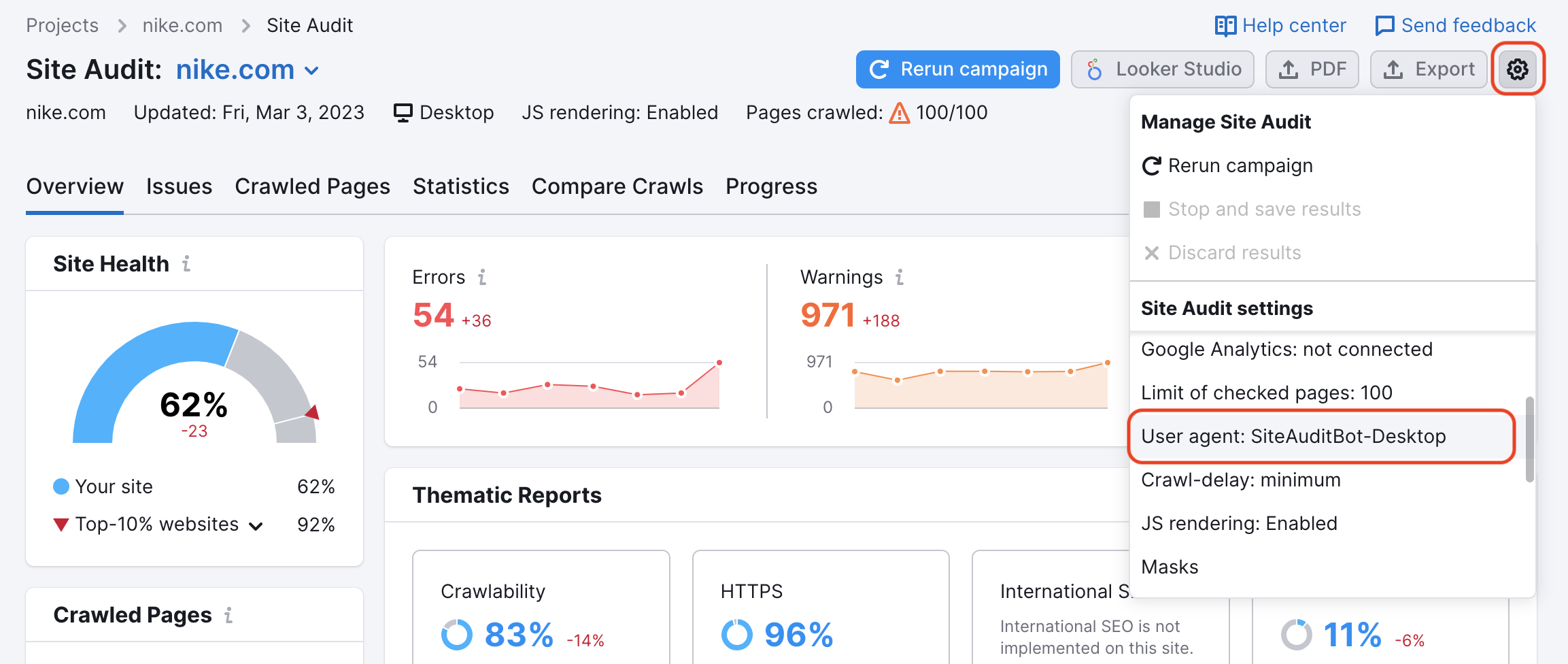 Istruzioni su dove trovare le impostazioni dello User-agent in Site Audit. Nel report Panoramica, l'icona dell'ingranaggio in alto a destra è evidenziata per indicare il menù a tendina che si apre quando l'utente lo clicca. Il menù delle impostazioni può essere scrollato verso il basso per trovare le impostazioni esatte necessarie, in questo caso l'impostazione dello user agent (questa riga è evidenziata anche nel menù)