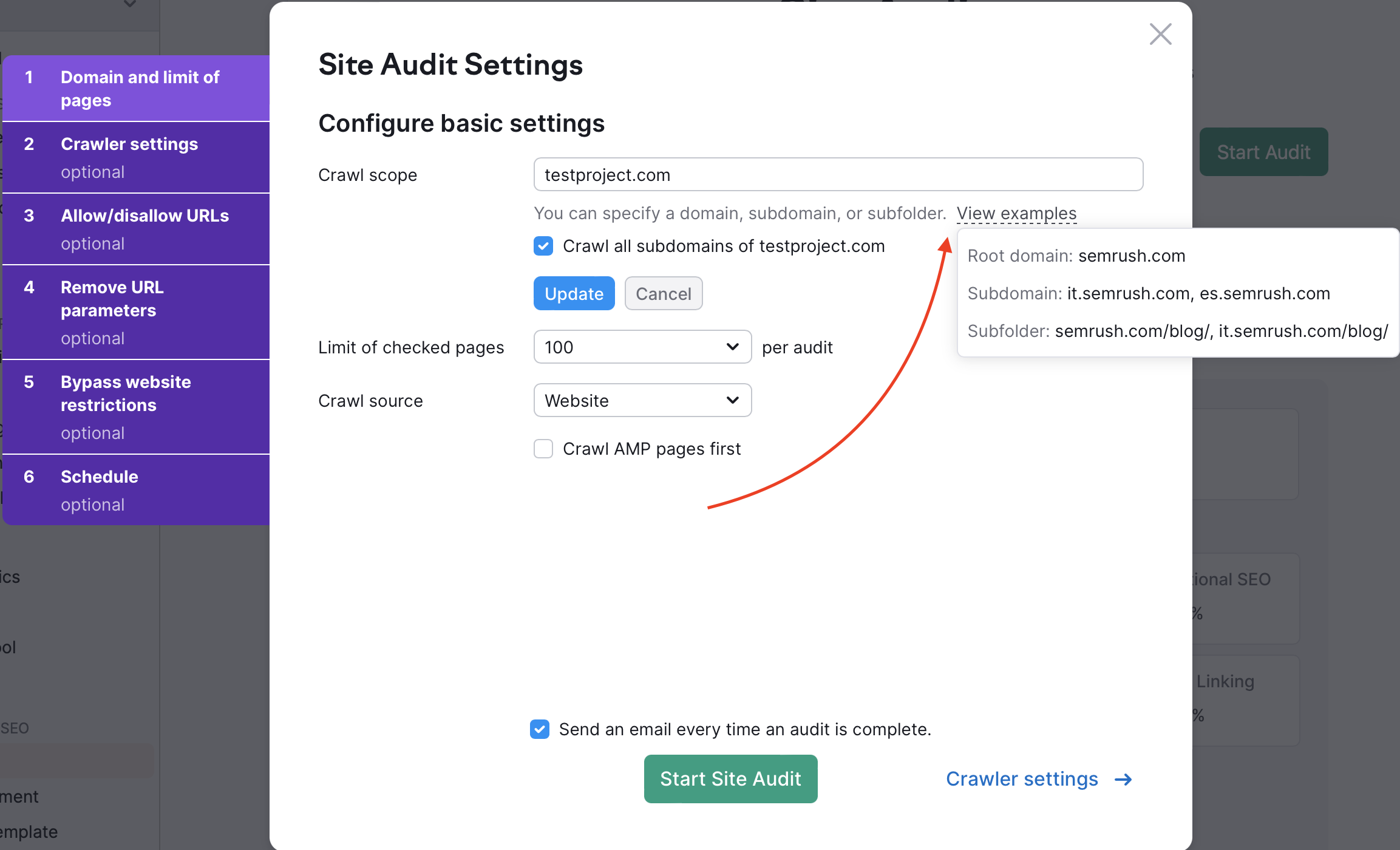 Janela exibindo as configurações básicas de Auditoria do site: Escopo de rastreamento, Limite de páginas verificadas e Fonte de rastreamento. Uma seta vermelha aponta para a linha Ver Exemplos abaixo de Escopo de rastreamento, que abre os exemplos de domínio raiz, subdomínio e subpasta.