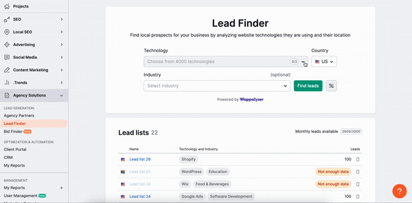 Démonstration de la création d’une liste de leads dans Lead Finder. L’utilisateur sélectionne la technologie « WordPress », appuie sur le bouton « Trouver des leads » et une liste de leads est affichée dans l’outil. 