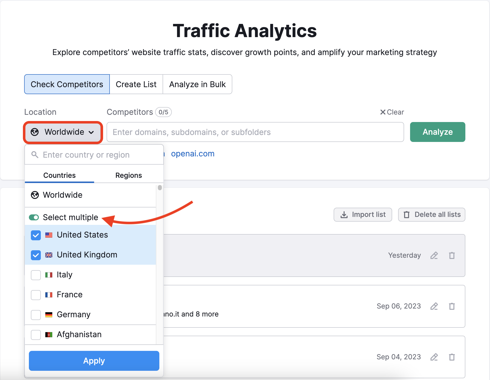 Página de inicio de Traffic Analytics con el menú desplegable Ubicación resaltado en un rectángulo rojo. Una flecha roja apunta a la opción «Selección múltiple», con las casillas Estados Unidos y Reino Unido marcadas. 