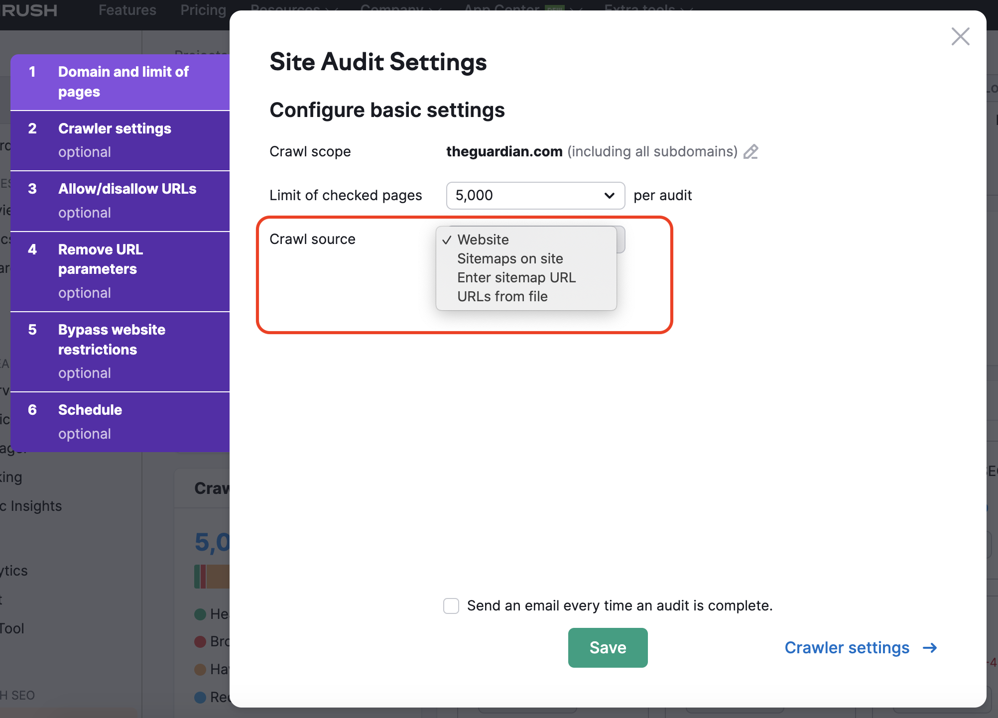 Dimostrazione su dove trovare l'impostazione Fonti crawl in Site Audit. Il menù a tendina è evidenziato e presenta tutte le opzioni disponibili per la Fonte crawl.