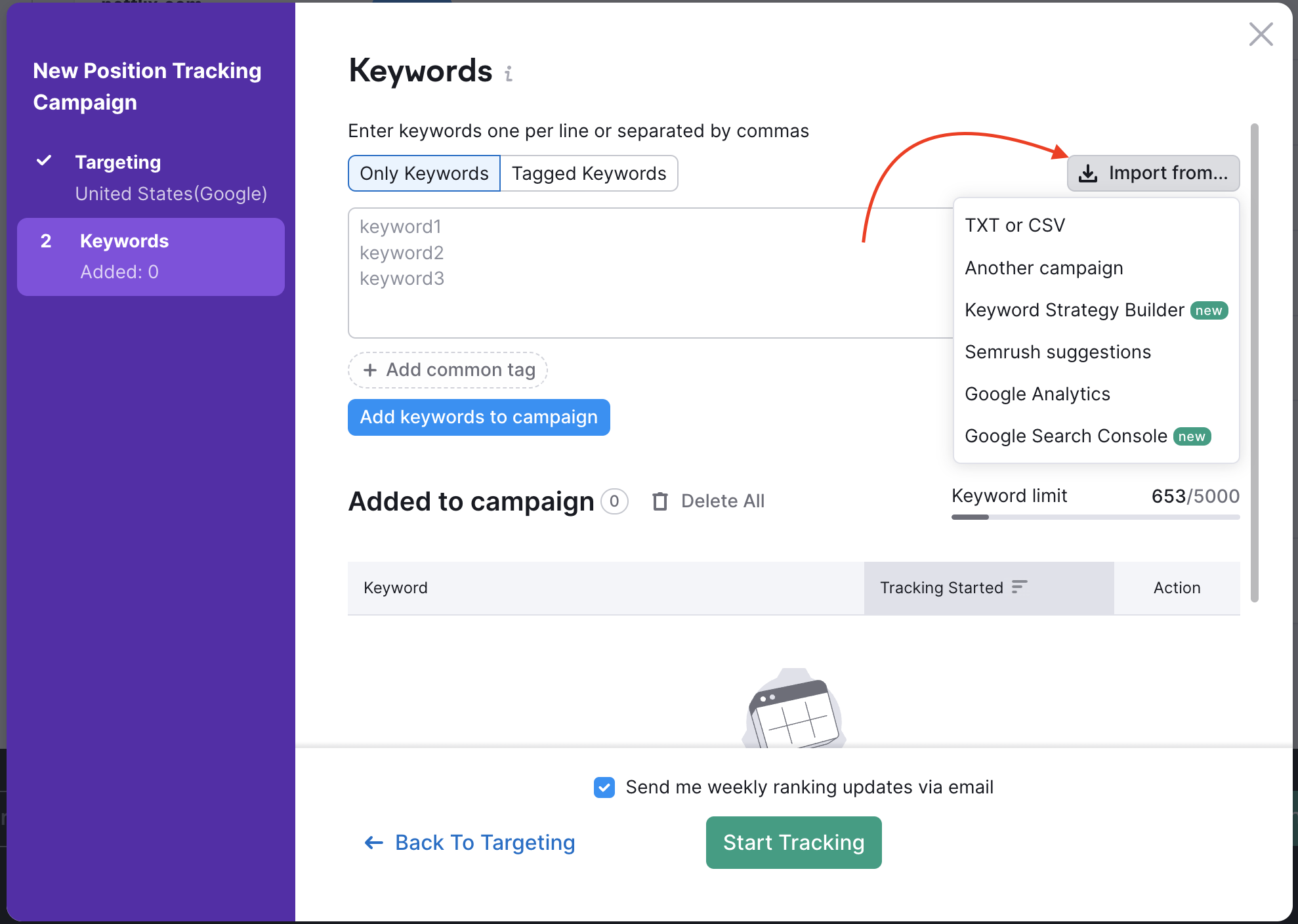 Zweiter Schritt im Einrichtungsvorgang für Position Tracking. Der Tab „Keywords“ enthält ein Feld für die Eingabe von Keywords, zwei Abschnitte „Nur Keywords“ und „Getaggte Keywords“ sowie ein Dropdown-Menü, das über die Schaltfläche „Importieren aus“, auf die ein roter Pfeil zeigt, aufgerufen werden kann. Das Menü bietet vier Importoptionen: TXT oder CSV, Weitere Kampagne, Semrush-Vorschläge und Google Analytics.