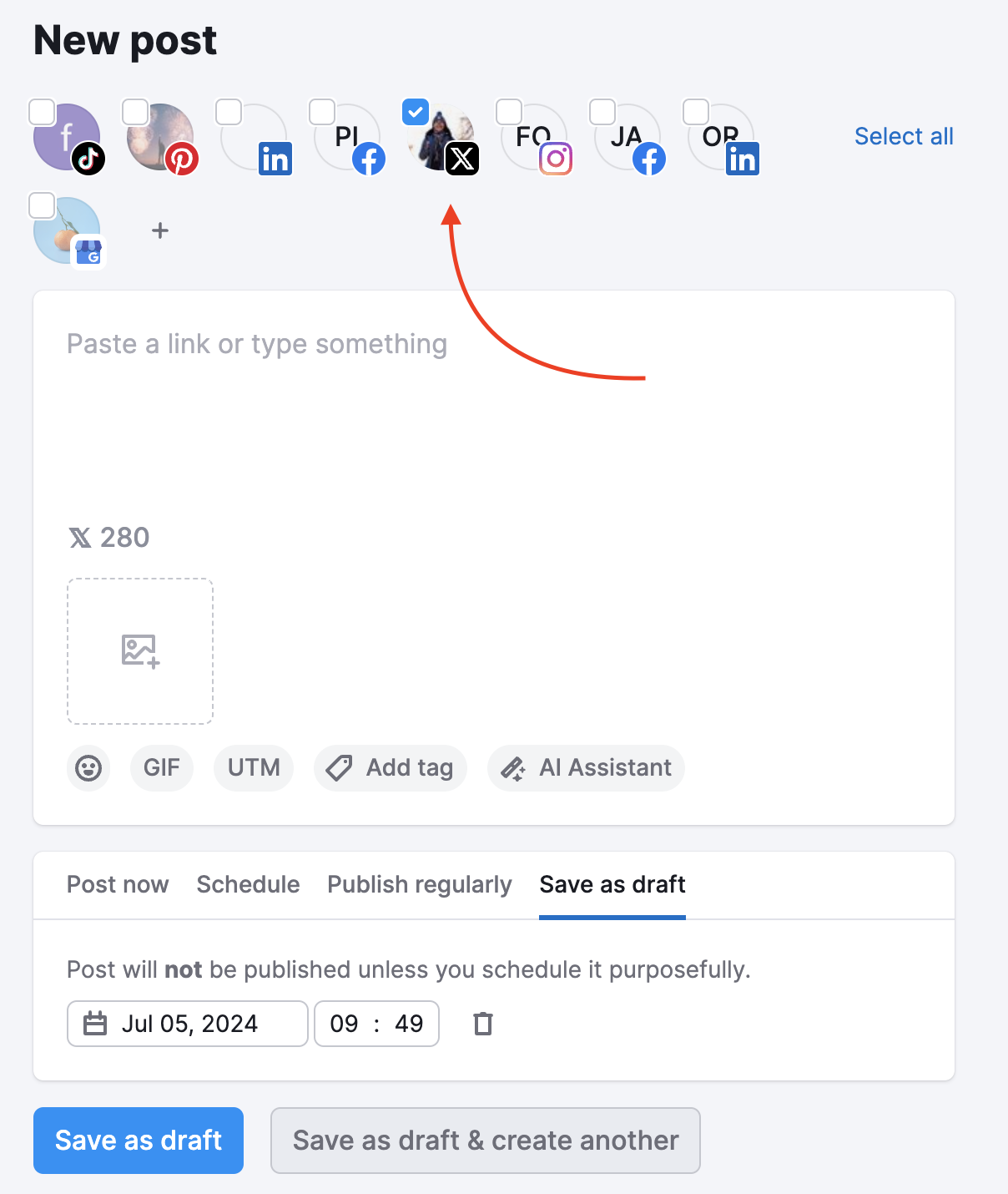 Post editor in Social Poster with the red arrow pointing to the selected account (X). 