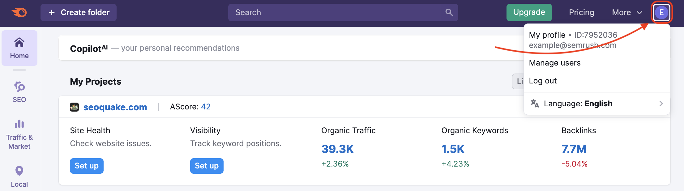 Panel de proyectos de Semrush con una flecha roja apuntando al icono de "persona", situado en la esquina superior derecha. Al hacer clic en este icono irás a la sección Mi perfil.