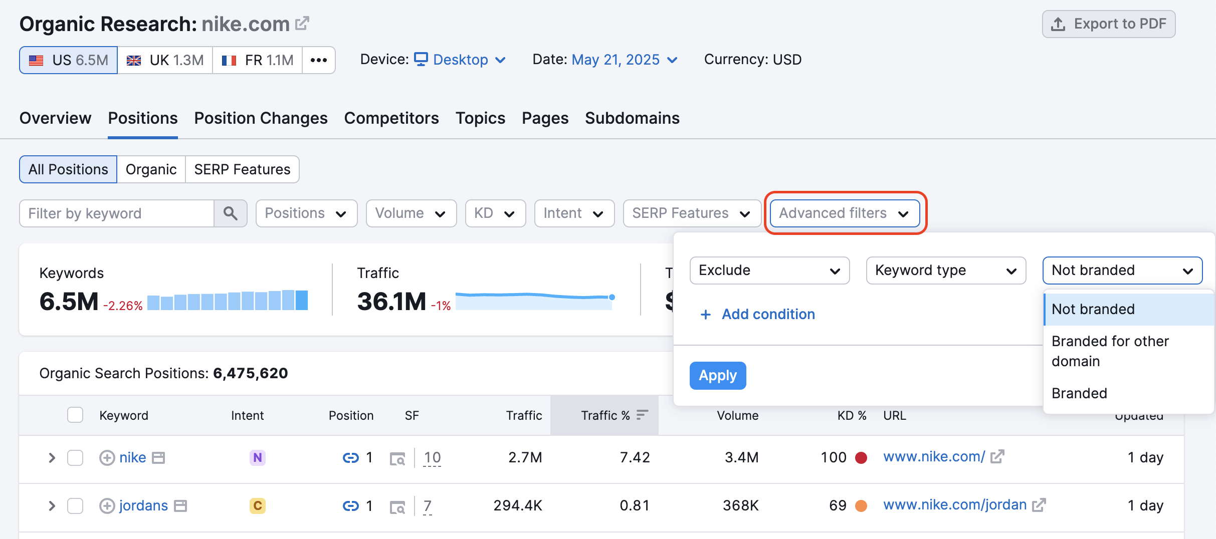 Relatório Posições na Pesquisa orgânica. Neste exemplo, o menu Filtros avançados na lateral direita está ativado e destacado para que fique mais fácil encontrá-lo em meio aos outros filtros. No menu Filtros avançados, os seguintes parâmetros estão selecionados: Excluir, Tipo de palavra-chave, Com marca (a opção para alternar entre Com marca e Sem marca também está disponível).